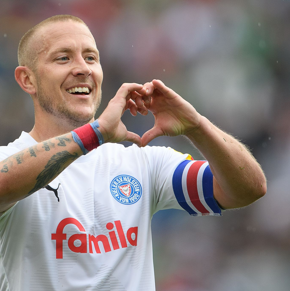 Kiels Lewis Holtby jubelt nach seinem Tor in Hannover. - Foto: Swen Pförtner/dpa
