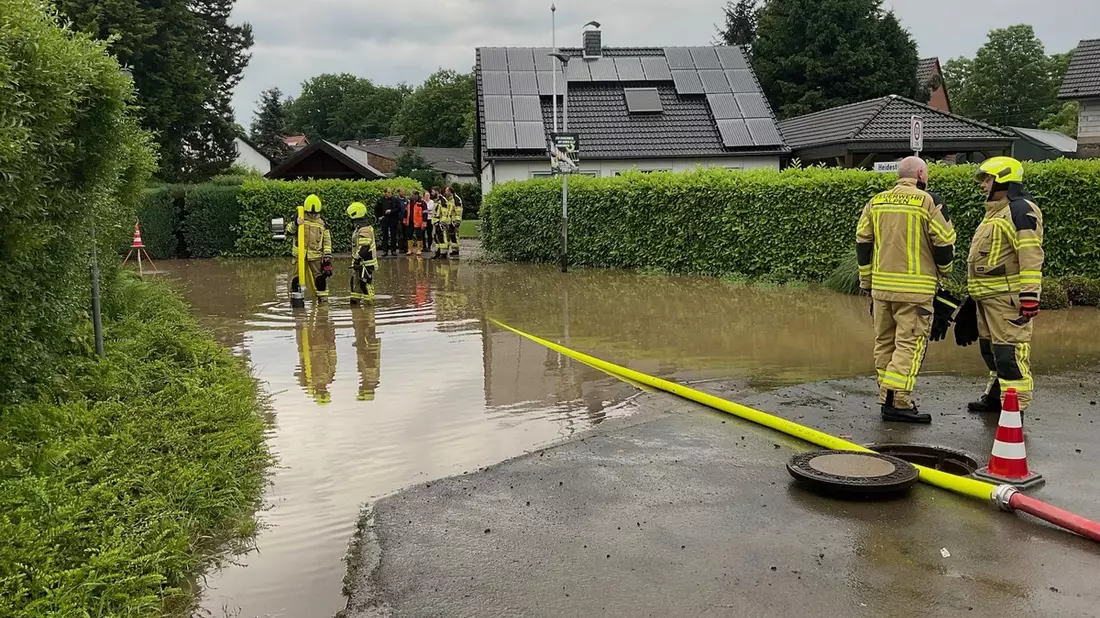 FW Alpen: Wasser drohte in Keller zu laufen - Bild: presseportal.de