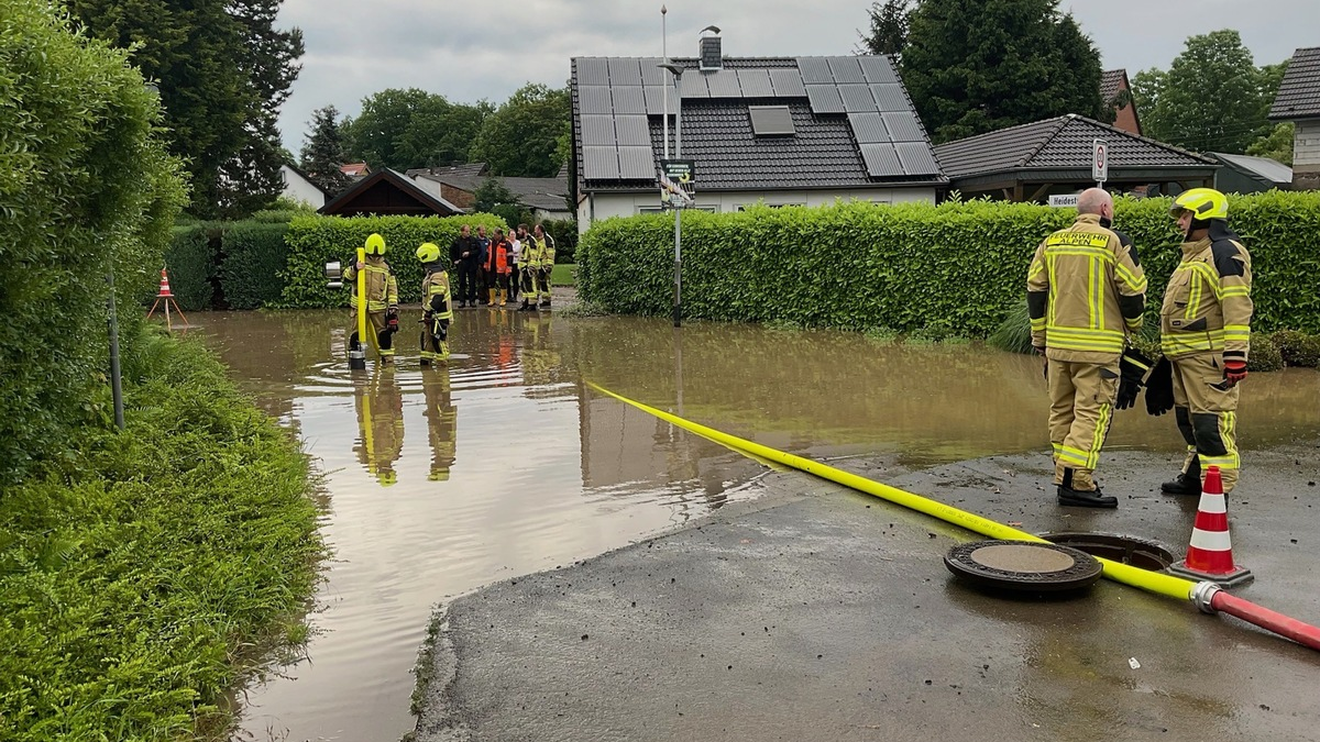 FW Alpen: Wasser drohte in Keller zu laufen - Foto: presseportal.de