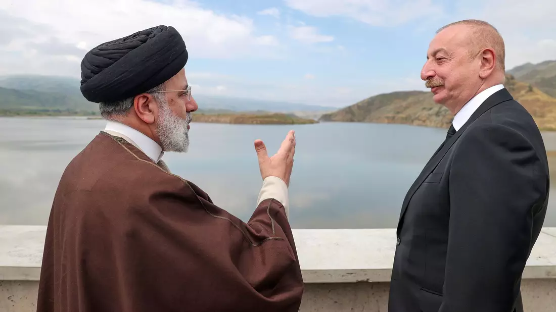 Der iranische Präsident Ebrahim Raisi (l) und sein aserbaidschanischer Amtskollege Ilham Aliyev bei der Einweihung des Staudamms von Qiz Qalasi an der iranisch-aserbaidschanischen Grenze. - Bild: Uncredited/Iranian Presidency Office/AP
