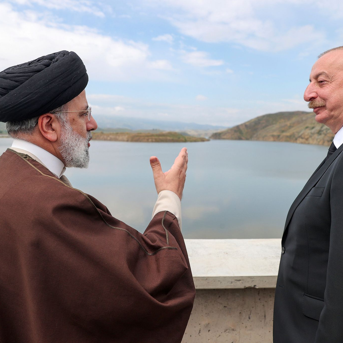 Der iranische Präsident Ebrahim Raisi (l) und sein aserbaidschanischer Amtskollege Ilham Aliyev bei der Einweihung des Staudamms von Qiz Qalasi an der iranisch-aserbaidschanischen Grenze. - Foto: Uncredited/Iranian Presidency Office/AP