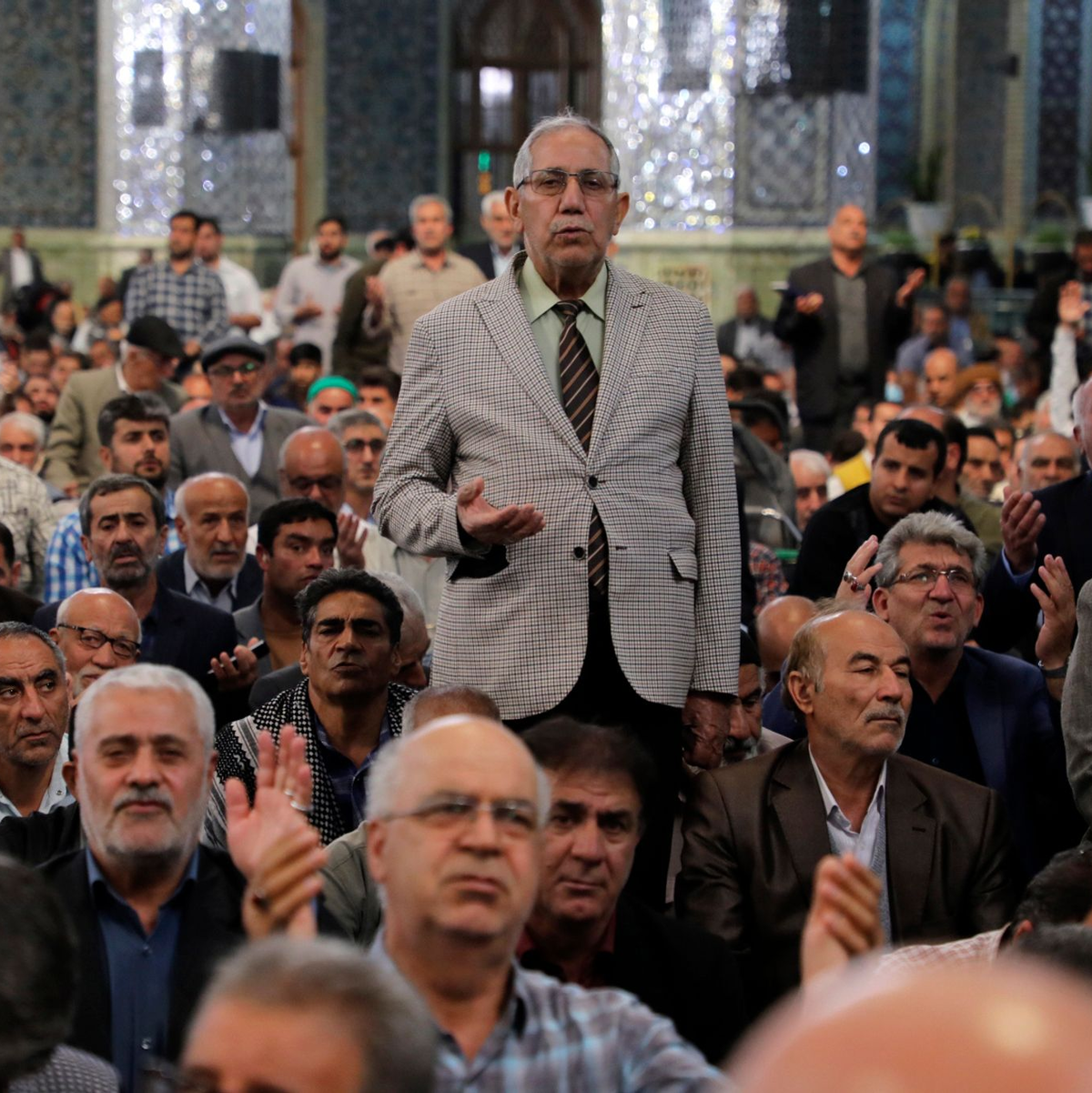 Zahlreiche Menschen beten für Präsident Ebrahim Raisi am Imam-Reza-Schrein in der Stadt Mashhad. - Foto: Mohammad Hasan Salavati/Shahrara Daily/AP