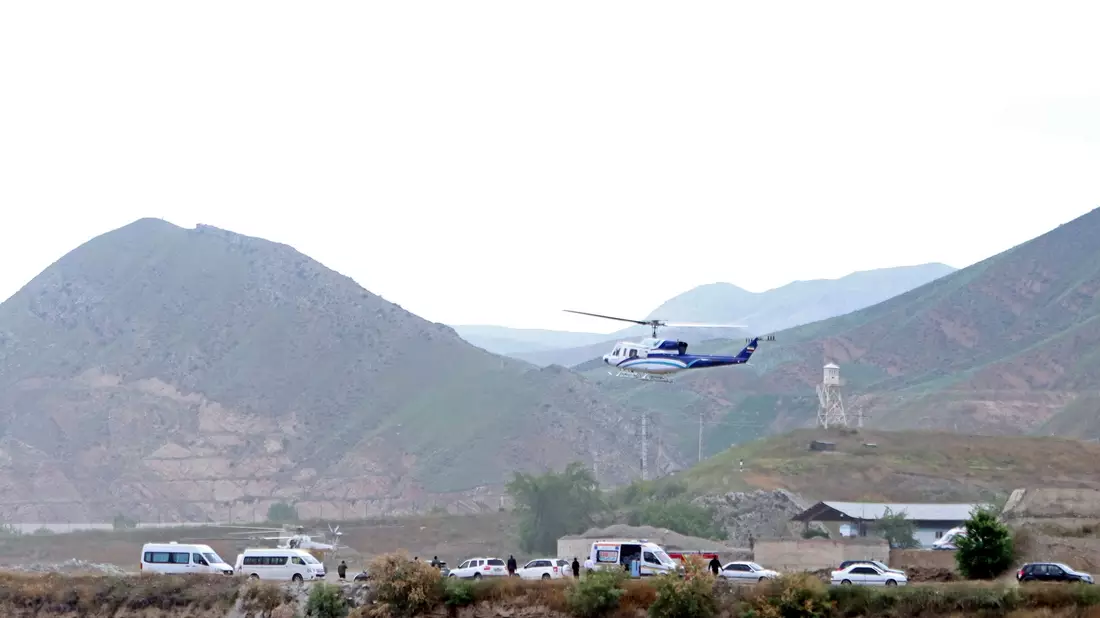 Nach der Eröffnung des Staudammes hebt der Hubschrauber mit dem iranischen Präsidenten Ebrahim Raisi an Bord ab. - Bild: Ali Hamed Haghdoust/IRNA/AP