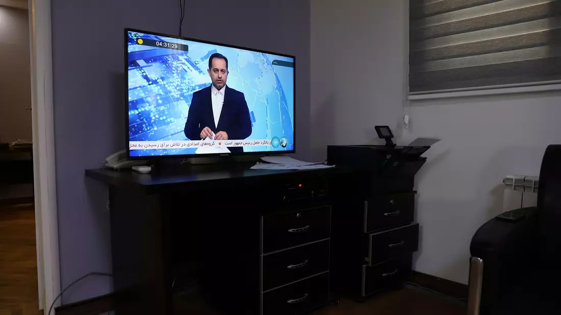 Ein Sprecher des iranischen Staatsfernsehens informiert über den Helikopterunfall. - Bild: Vahid Salemi/AP