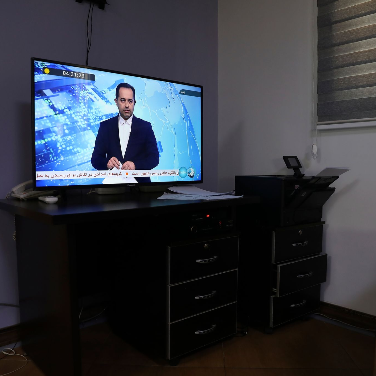 Ein Sprecher des iranischen Staatsfernsehens informiert über den Helikopterunfall. - Foto: Vahid Salemi/AP