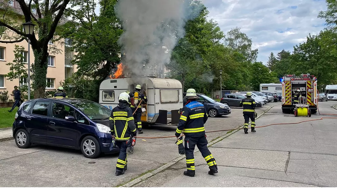 FW-M: Mann bei Wohnwagenbrand verletzt (Harthof) - Bild: presseportal.de
