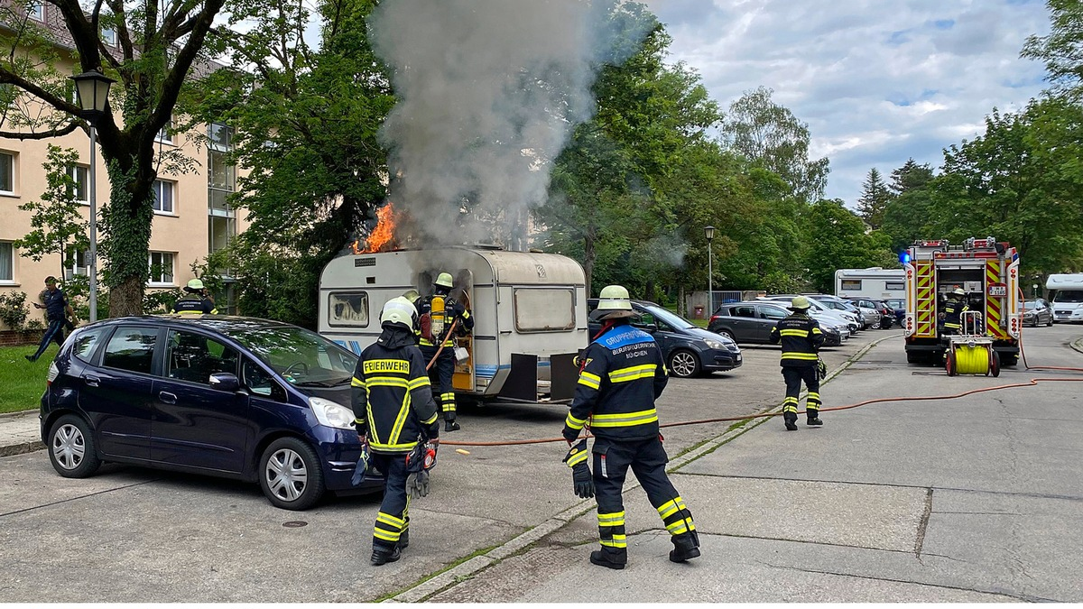 FW-M: Mann bei Wohnwagenbrand verletzt (Harthof) - Foto: presseportal.de