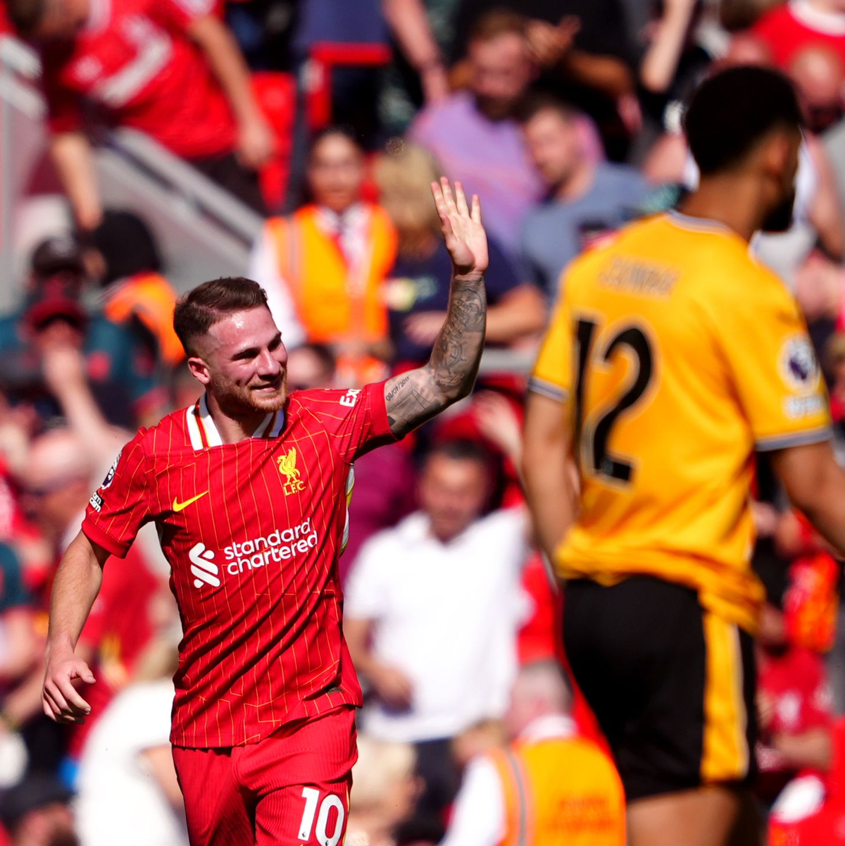 Tore von Alexis Mac Allister (l.) und Jarell Quansah sorgen für den 2:0-Sieg. - Foto: Peter Byrne/PA Wire/dpa