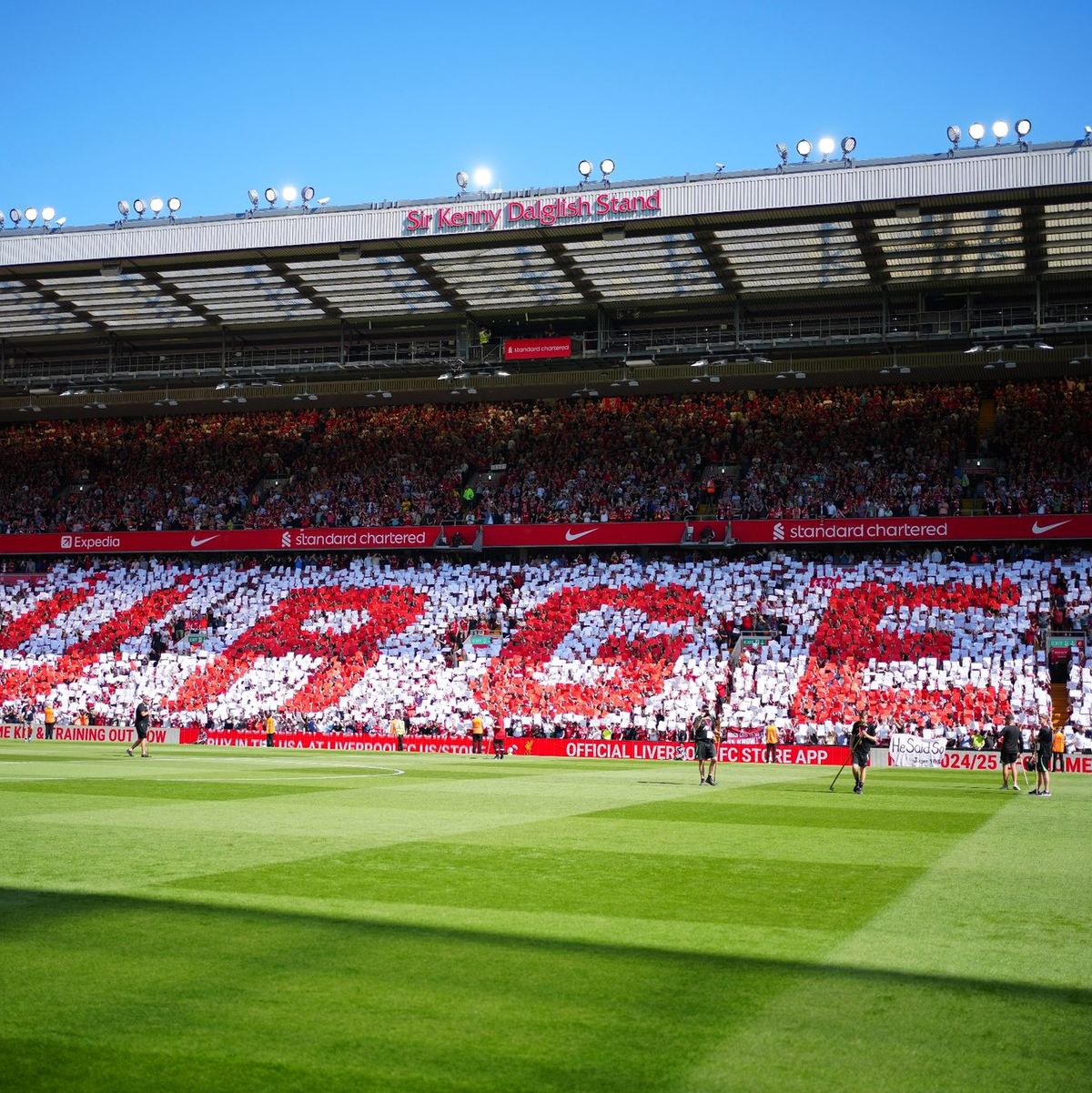 Die Fans verabschieden ihren Coach mit einer großen Choreografie vor dem Spiel. - Foto: Jon Super/AP