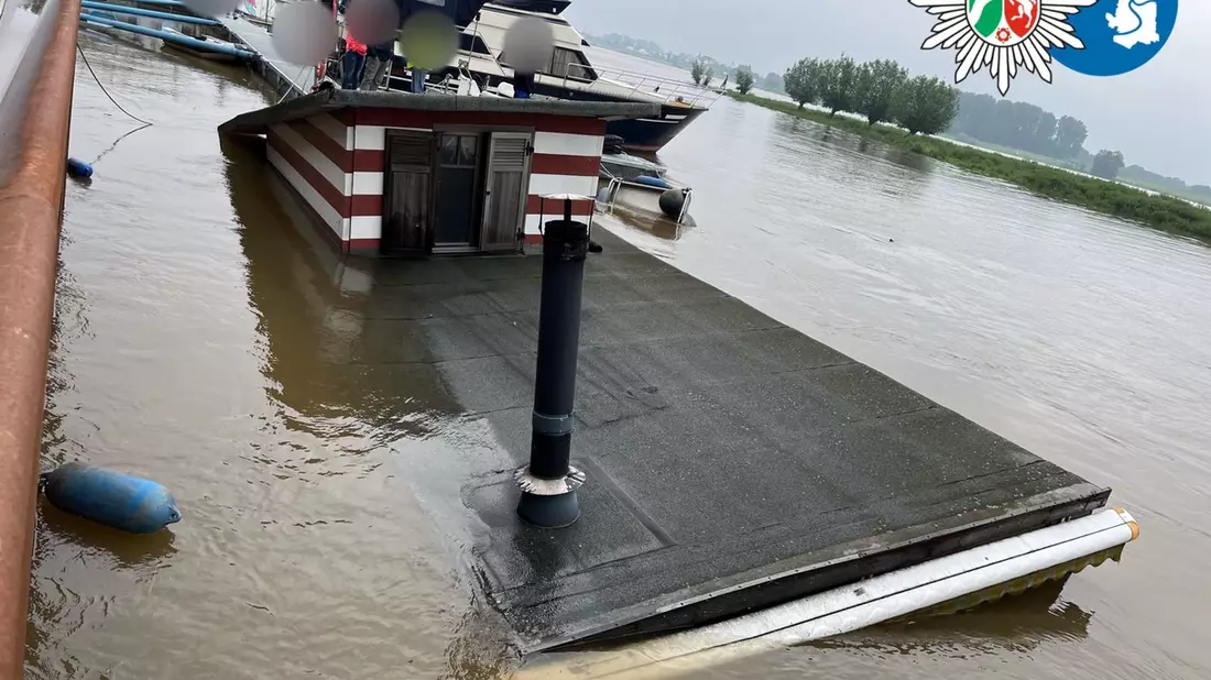 PP-ELT: Treibendes Hausboot auf der Mosel - Bild: presseportal.de