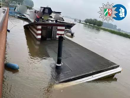 PP-ELT: Treibendes Hausboot auf der Mosel - Foto: presseportal.de