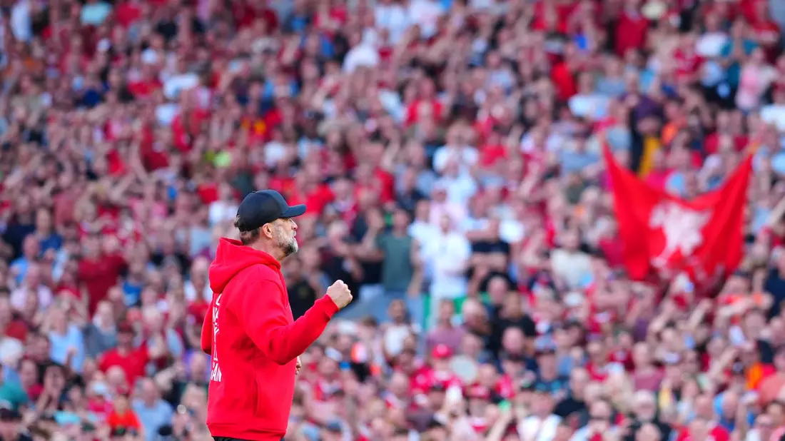 Jürgen Klopp verabschiedet sich nach dem Spiel von den Fans. - Bild: Jon Super/AP