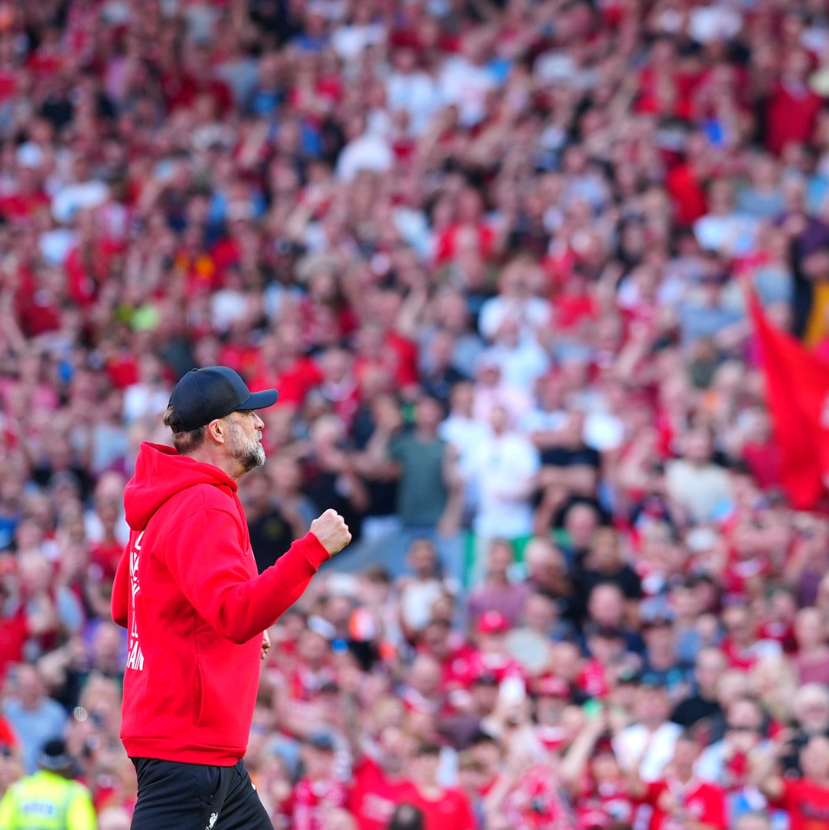 Jürgen Klopp verabschiedet sich nach dem Spiel von den Fans. - Foto: Jon Super/AP