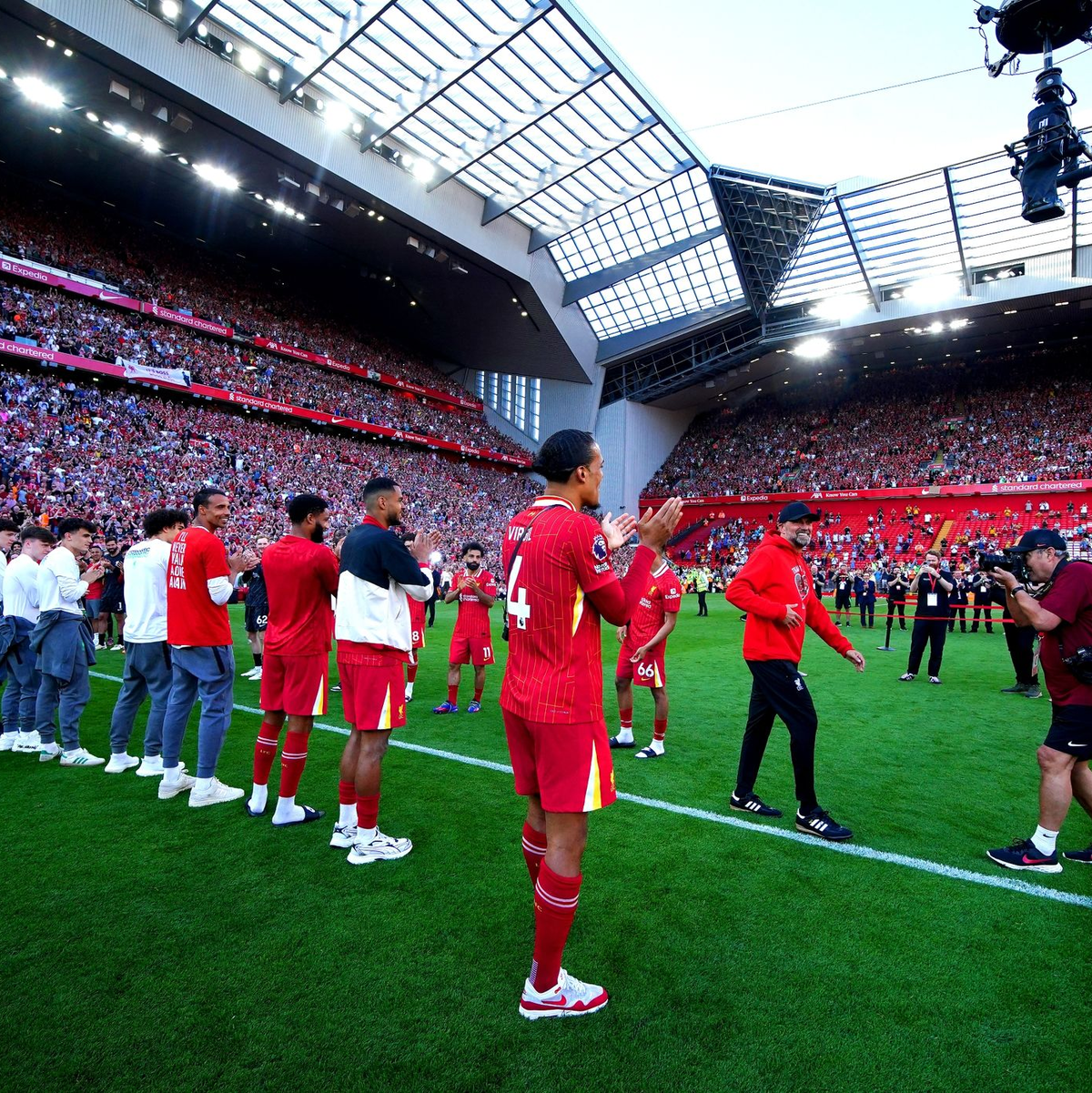Die Spieler stehen bei der Verabschiedung nach dem Spiel Spalier. - Foto: Peter Byrne/PA Wire/dpa