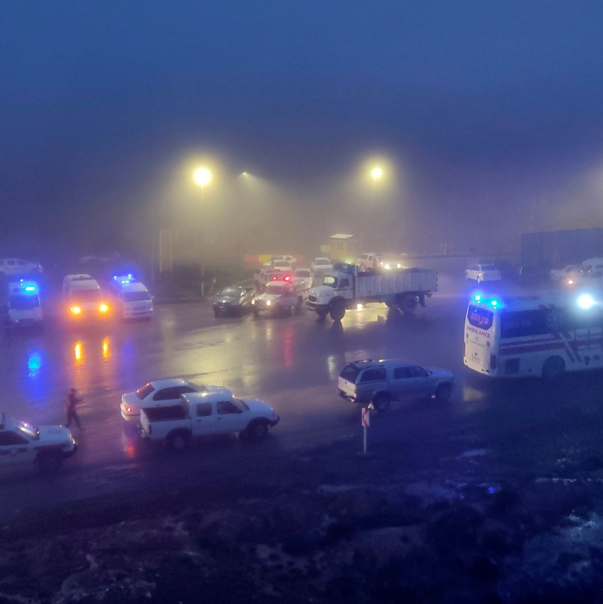 Fahrzeuge von Rettungsteams in der Nähe des Unglücksortes. - Foto: Azin Haghighi/Moj News Agency via AP/dpa