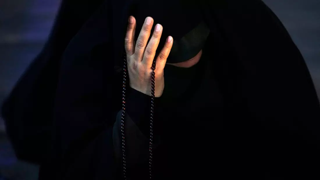 Eine iranische Frau betet für Präsident Ebrahim Raisi bei einer Zeremonie auf dem Vali-e-Asr-Platz im Zentrum von Teheran. - Bild: Vahid Salemi/AP
