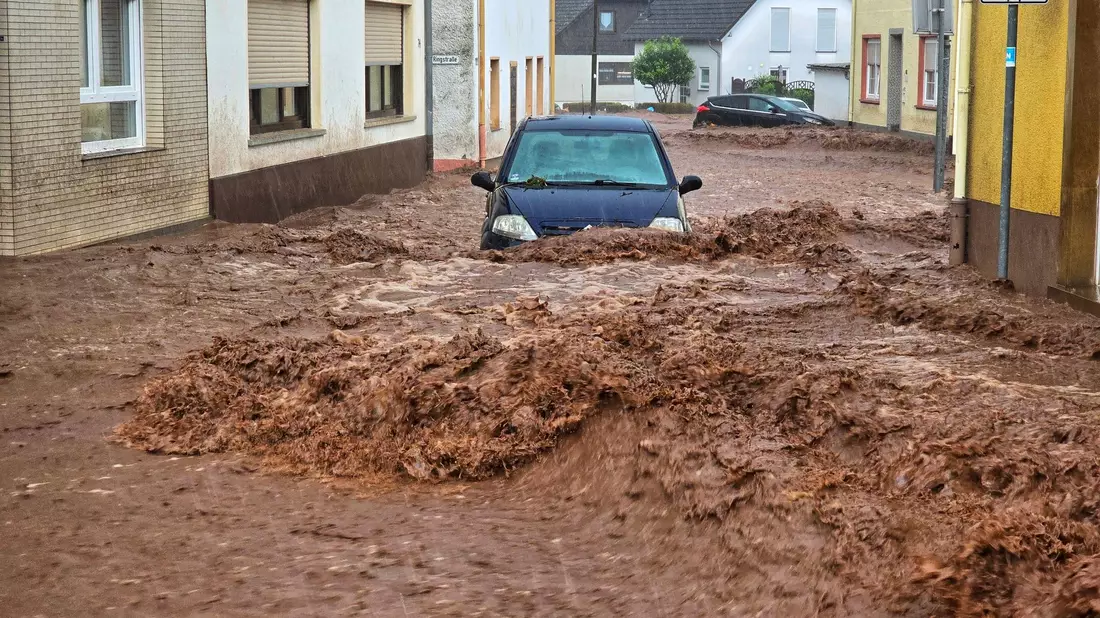 In Kirn ist es zu Überflutungen und Erdrutschen gekommen. - Bild: Sebastian Schmitt/dpa