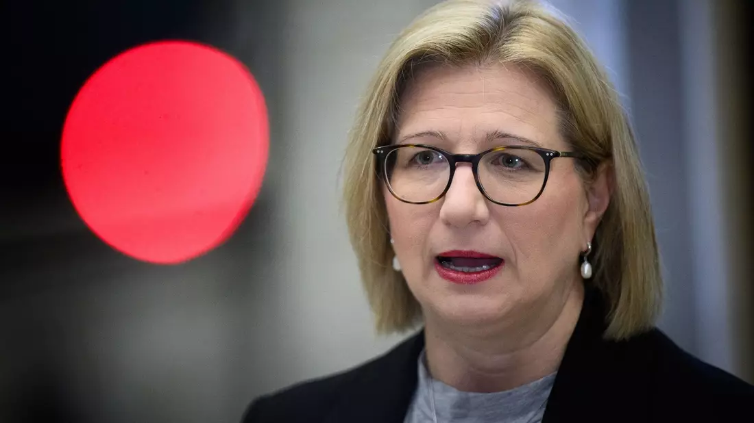 Die Hochwasserlage in Saarbrücken forderte ein Todesopfer - Ministerpräsidentin Anke Rehlinger reagierte bestürzt. - Bild: Bernd von Jutrczenka/dpa