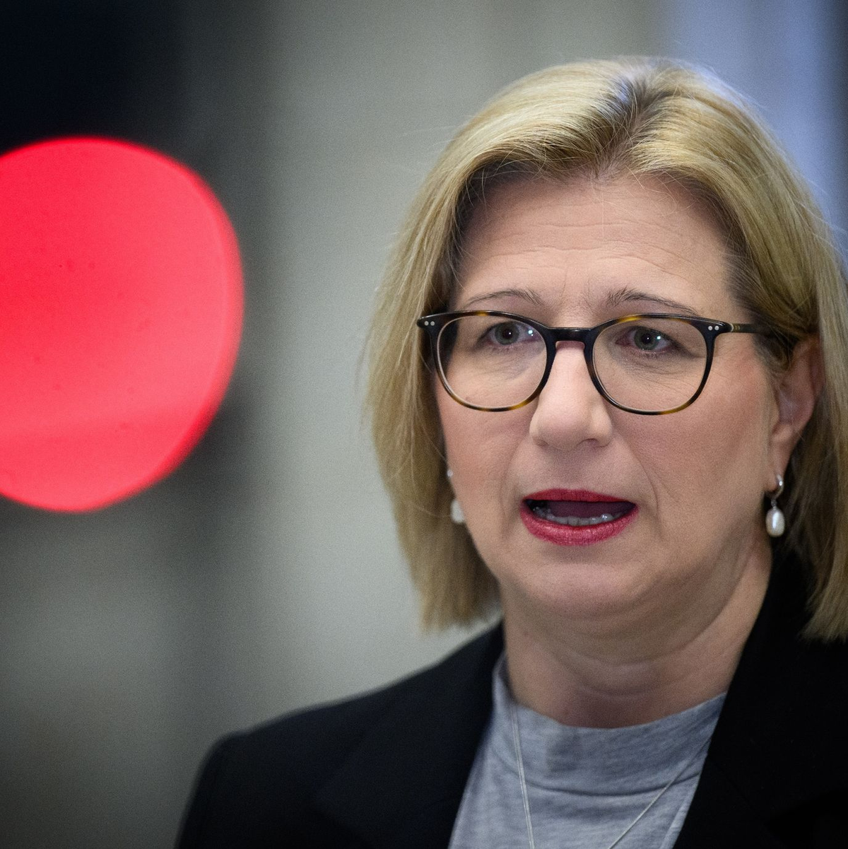 Die Hochwasserlage in Saarbrücken forderte ein Todesopfer - Ministerpräsidentin Anke Rehlinger reagierte bestürzt. - Foto: Bernd von Jutrczenka/dpa