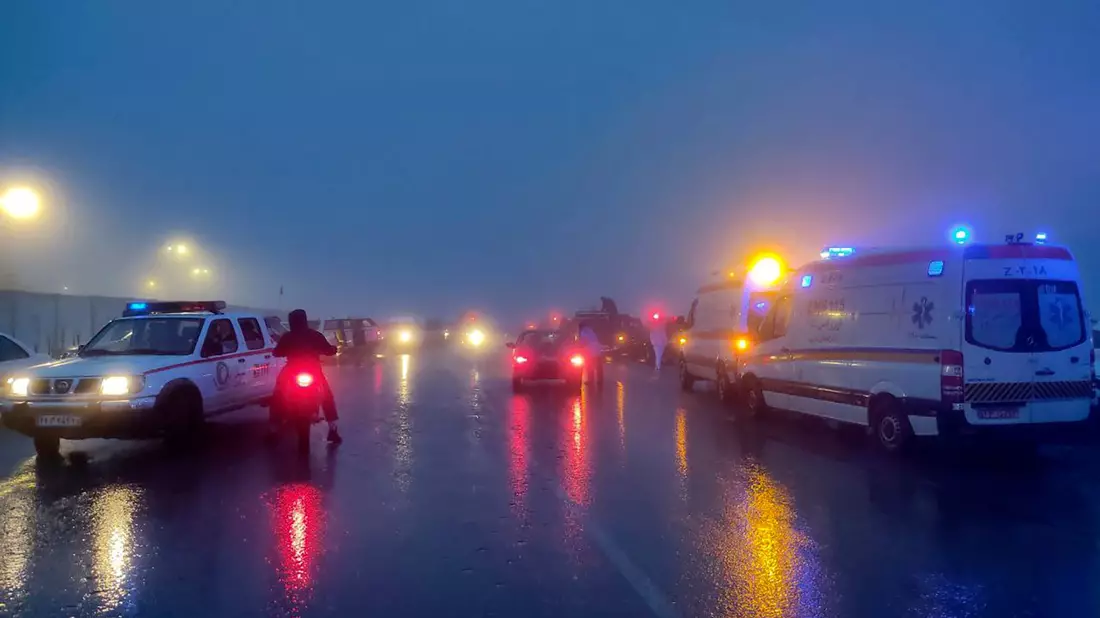 Rettungsteams im iranischen Varzaghan im Einsatz: Strömender Regen und Wind erschwerten die Suche in der bergigen Region. - Bild: Azin Haghighi/Moj News Agency/AP/dpa