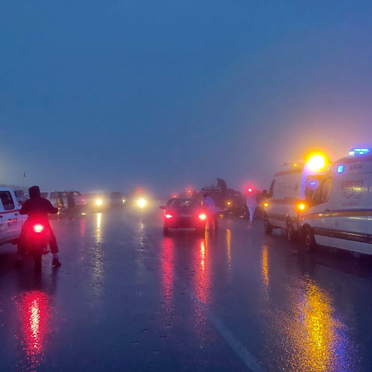 Rettungsteams im iranischen Varzaghan im Einsatz: Strömender Regen und Wind erschwerten die Suche in der bergigen Region. - Foto: Azin Haghighi/Moj News Agency/AP/dpa