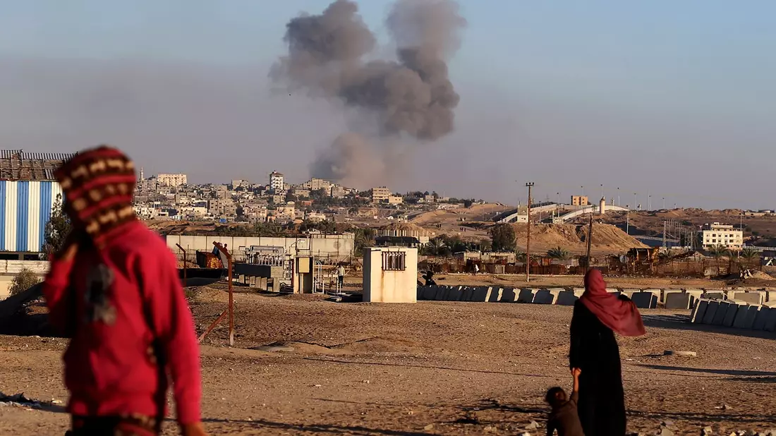 Rauch über Rafah: Israels Führung will nach eigenen Angaben die letzten dort vermuteten Bataillone der Hamas zerschlagen. - Bild: Ramez Habboub/AP