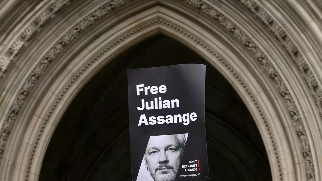 Zahlreiche Menschenrechtsorganisationen, Journalistenverbände, Künstler und Politiker fordern Assanges sofortige Freilassung. - Bild: Kirsty Wigglesworth/AP/dpa