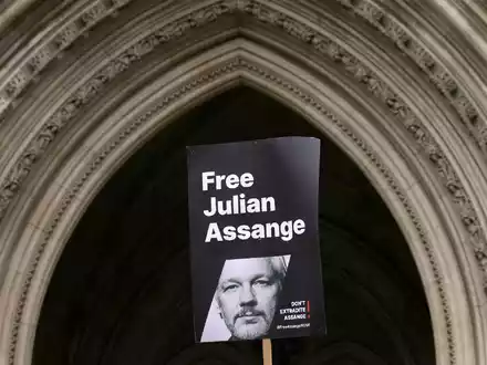 Zahlreiche Menschenrechtsorganisationen, Journalistenverbände, Künstler und Politiker fordern Assanges sofortige Freilassung. - Foto: Kirsty Wigglesworth/AP/dpa