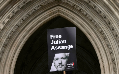 Zahlreiche Menschenrechtsorganisationen, Journalistenverbände, Künstler und Politiker fordern Assanges sofortige Freilassung. - Foto: Kirsty Wigglesworth/AP/dpa