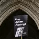 Zahlreiche Menschenrechtsorganisationen, Journalistenverbände, Künstler und Politiker fordern Assanges sofortige Freilassung. - Bild: Kirsty Wigglesworth/AP/dpa