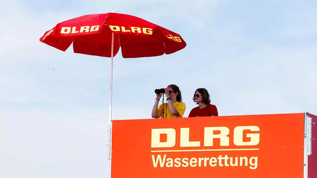 Im vergangenen Jahr waren mehr als 6000 Rettungsschwimmer an den Küsten im Einsatz. - Bild: Markus Scholz/dpa