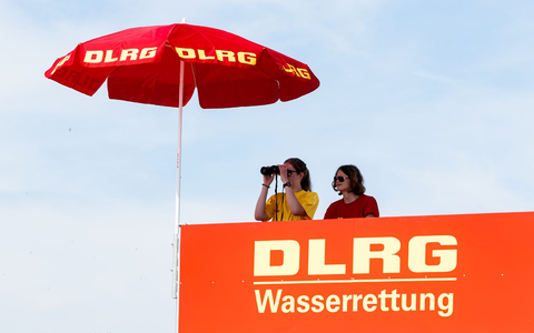 Im vergangenen Jahr waren mehr als 6000 Rettungsschwimmer an den Küsten im Einsatz. - Foto: Markus Scholz/dpa
