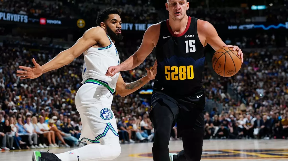 Jokic (r) kam auf 34 Punkte, dennoch wirkten die Nuggets am Ende der Partie hilflos. - Bild: David Zalubowski/AP