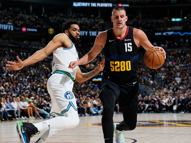 Jokic (r) kam auf 34 Punkte, dennoch wirkten die Nuggets am Ende der Partie hilflos. - Foto: David Zalubowski/AP