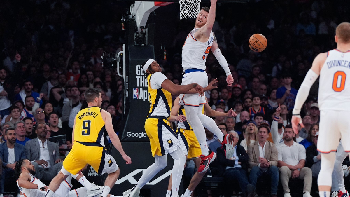 Nach teilweise überragenden Leistungen zeigte Hartenstein (3.v.l.) sein wohl schlechtestes Playoff-Spiel der Saison. - Foto: Julia Nikhinson/AP