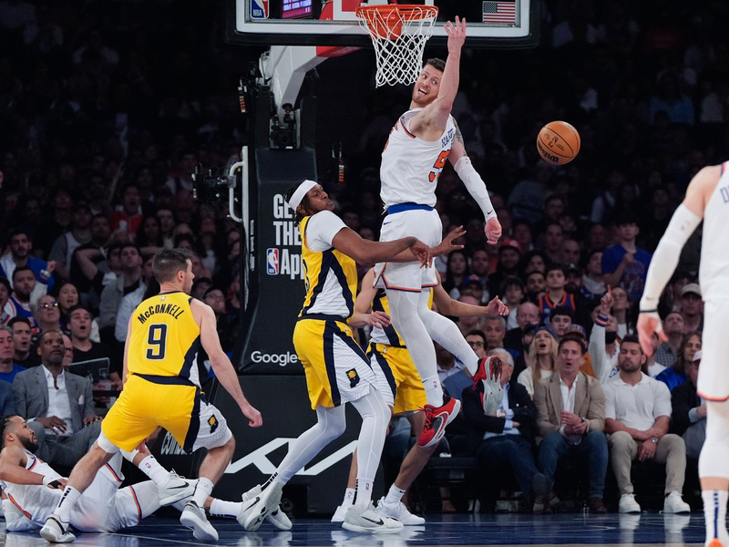 Nach teilweise überragenden Leistungen zeigte Hartenstein (3.v.l.) sein wohl schlechtestes Playoff-Spiel der Saison. - Foto: Julia Nikhinson/AP