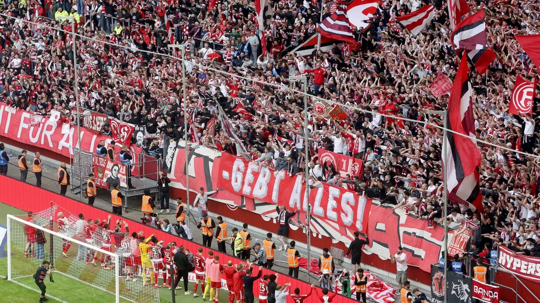 Die Düsseldorfer Mannschaft feiert mit ihren Fans: Die Fortuna kann mit Zuversicht ins Relegationsspiel gegen den VfL Bochum gehen. - Bild: Roland Weihrauch/dpa