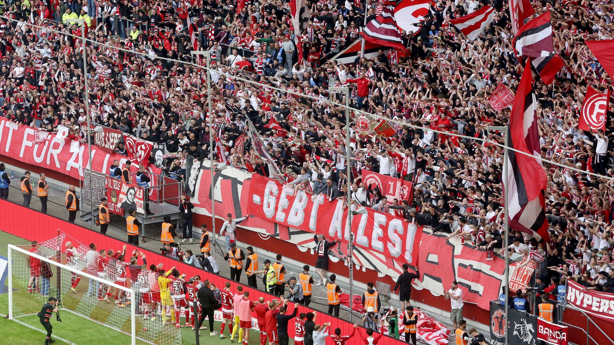Die Düsseldorfer Mannschaft feiert mit ihren Fans: Die Fortuna kann mit Zuversicht ins Relegationsspiel gegen den VfL Bochum gehen. - Foto: Roland Weihrauch/dpa