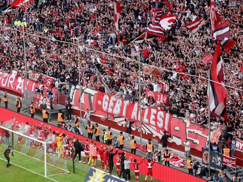 Die Düsseldorfer Mannschaft feiert mit ihren Fans: Die Fortuna kann mit Zuversicht ins Relegationsspiel gegen den VfL Bochum gehen. - Foto: Roland Weihrauch/dpa
