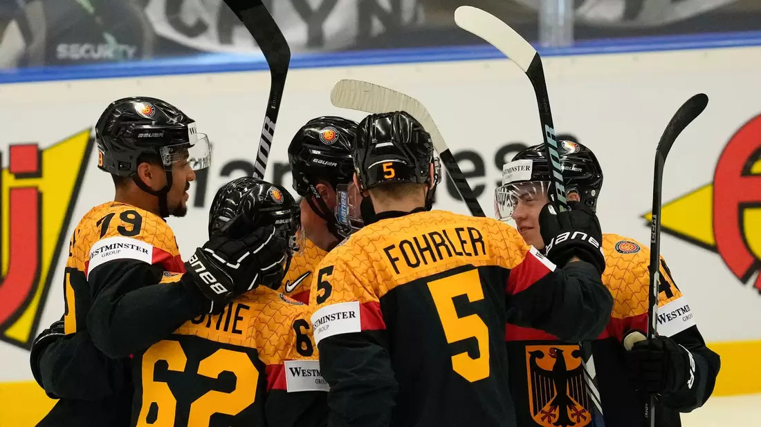 Die deutsche Eishockey-Nationalmannschaft trifft am Dienstag auf Frankreich. - Bild: Darko Vojinovic/AP/dpa