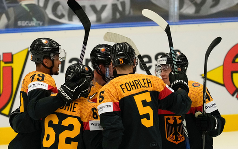 Die deutsche Eishockey-Nationalmannschaft trifft am Dienstag auf Frankreich. - Foto: Darko Vojinovic/AP/dpa