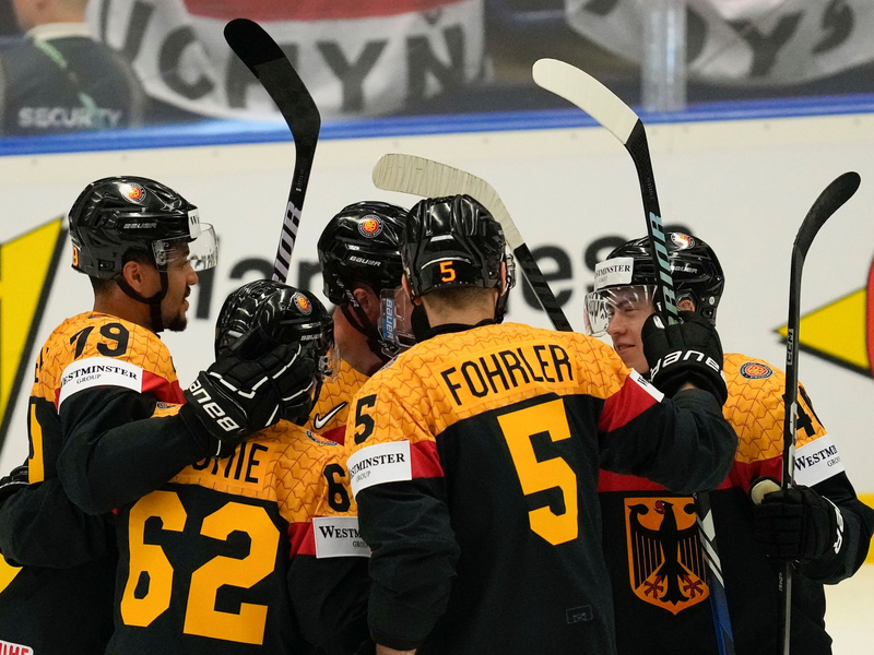 Die deutsche Eishockey-Nationalmannschaft trifft am Dienstag auf Frankreich. - Foto: Darko Vojinovic/AP/dpa