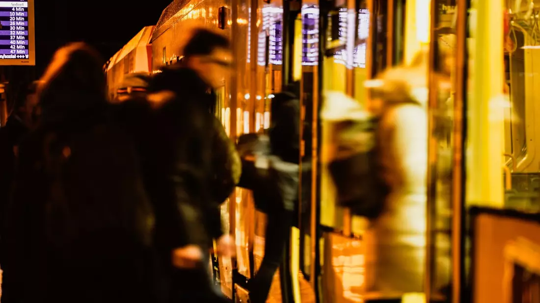 Studien belegen, dass insgesamt mehr Berufstätige pendeln. - Bild: Oliver Berg/dpa