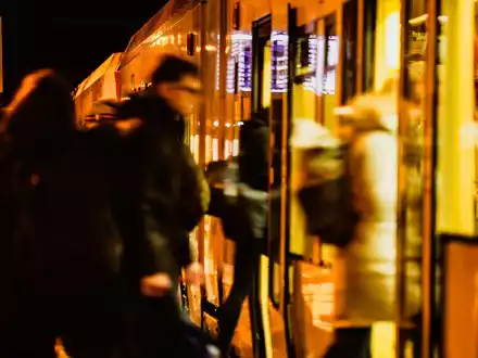 Studien belegen, dass insgesamt mehr Berufstätige pendeln. - Foto: Oliver Berg/dpa