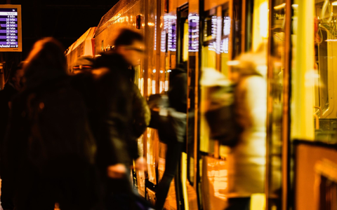 Studien belegen, dass insgesamt mehr Berufstätige pendeln. - Foto: Oliver Berg/dpa
