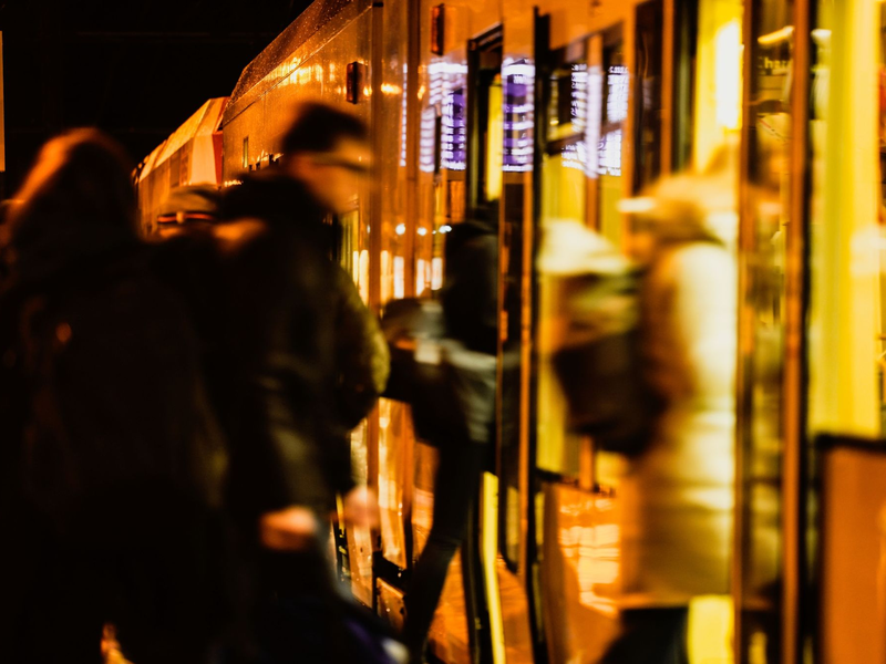 Studien belegen, dass insgesamt mehr Berufstätige pendeln. - Foto: Oliver Berg/dpa
