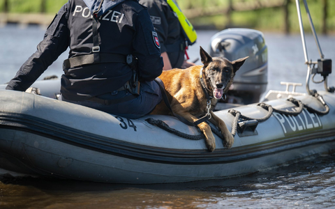 Einsatzkräfte der Polizei suchen nach dem vermissten Arian. - Foto: Sina Schuldt/dpa