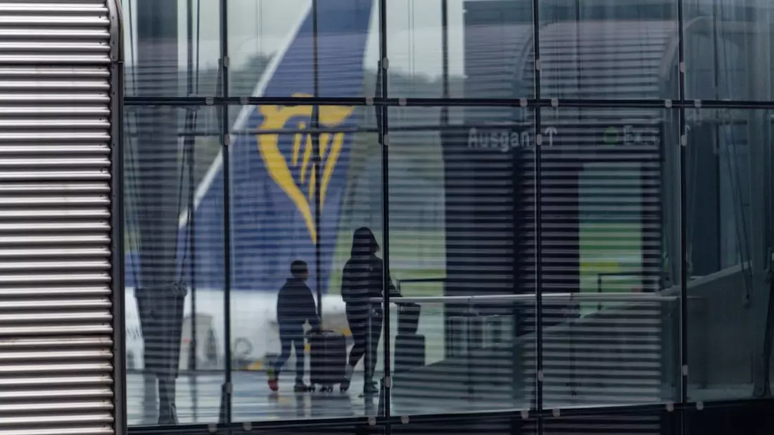 In den vergangenen Monaten musste Ryanair Flüge streichen und seine Passagierprognose kürzen. - Bild: Henning Kaiser/dpa