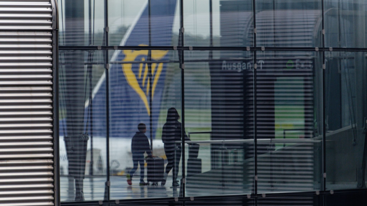 In den vergangenen Monaten musste Ryanair Flüge streichen und seine Passagierprognose kürzen. - Foto: Henning Kaiser/dpa