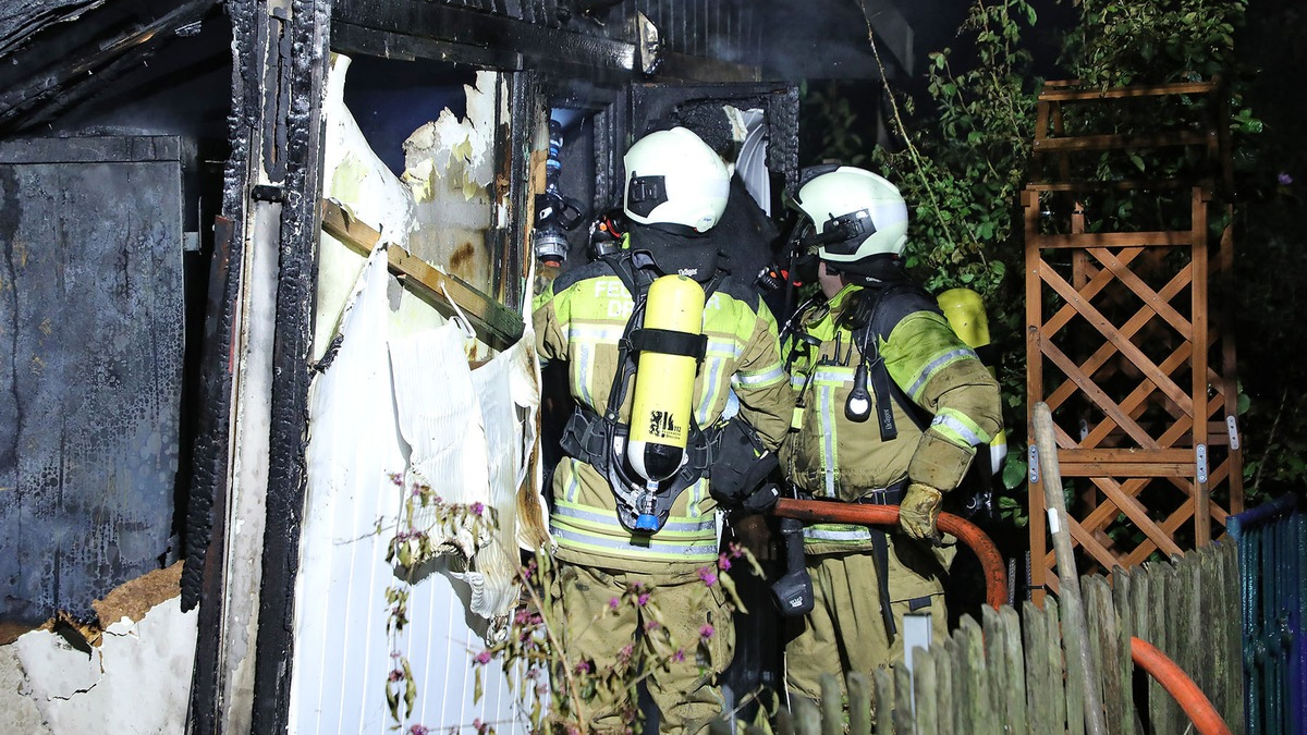 FW Dresden: Brand einer Gartenlaube droht sich auszubreiten - Foto: presseportal.de